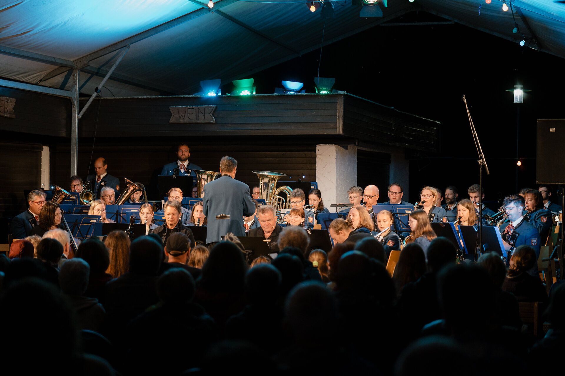 Auftaktveranstaltung am Freitag, 12. September 2025 in Hohenberg.
Cornelius Obonya, Melissa Coleman, Peter Havlicek und Frederic Alvarado-Dupuy treten gemeinsam mit dem Musikverein Hohenberg auf – eine Verbindung aus Schauspiel, Musik und Kultur.