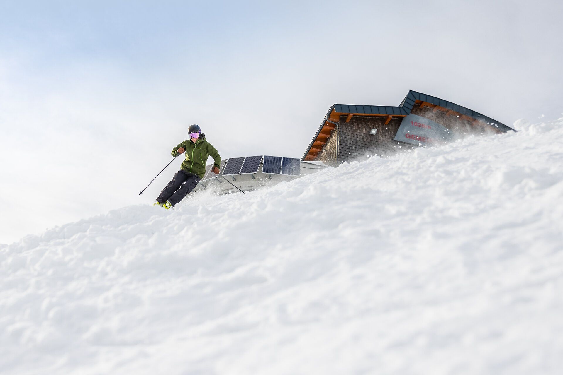 Die schneebedeckten Hänge der Gemeindealpe laden zu unvergesslichen Skierlebnissen ein. Frische Bergluft und die strahlende Sonne schaffen eine perfekte Kulisse für Abenteuer im Schnee. Hier wird jeder Schwung zum Genuss und die Freiheit der Berge spürbar.