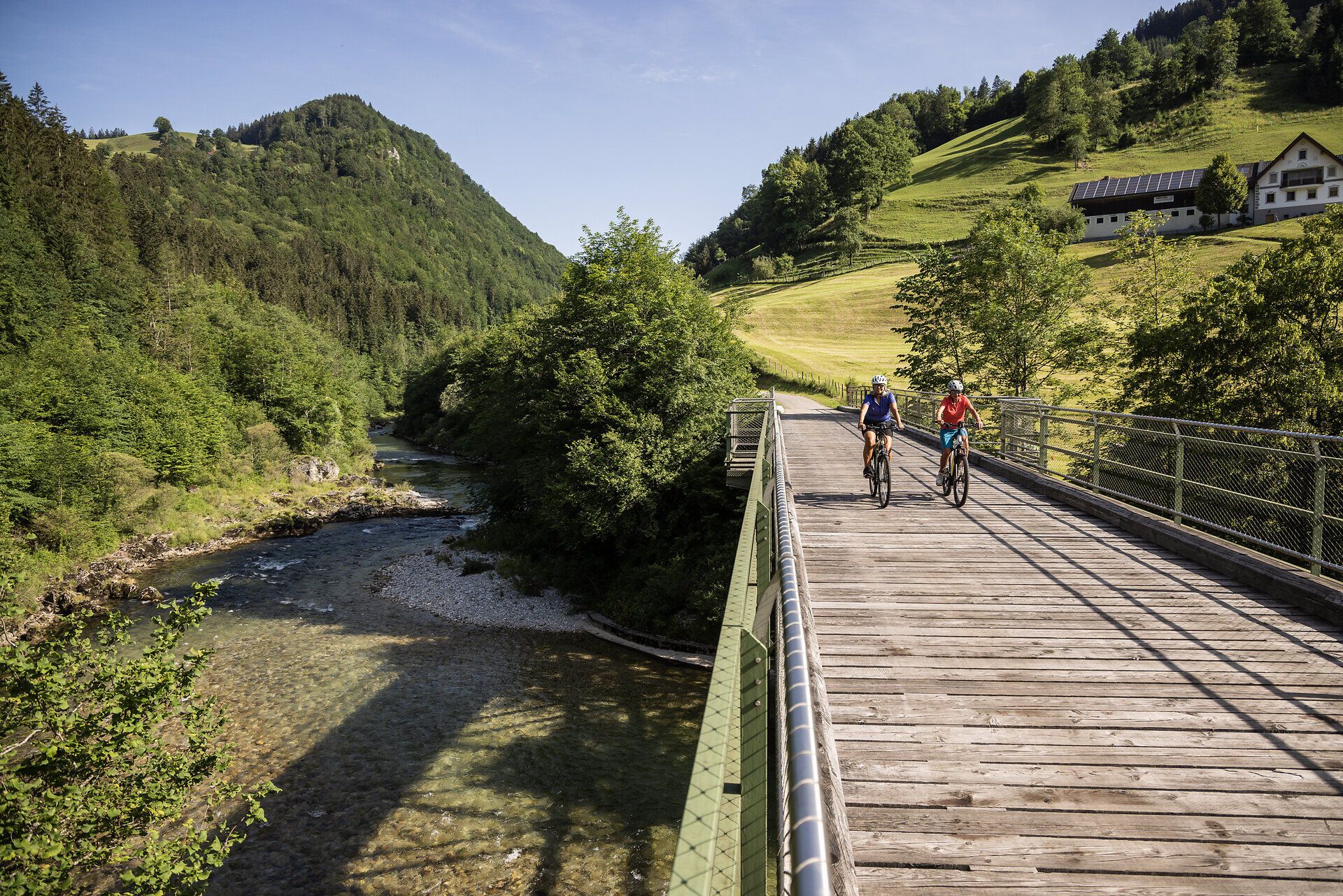 Die sanften Hügel und das glitzernde Wasser des Flusses schaffen eine idyllische Kulisse für Radfahrer, die die Schönheit der Natur genießen. Umgeben von üppigem Grün und der frischen Bergluft, lädt der Ybbstalradweg zu unvergesslichen Erlebnissen in der Natur ein.