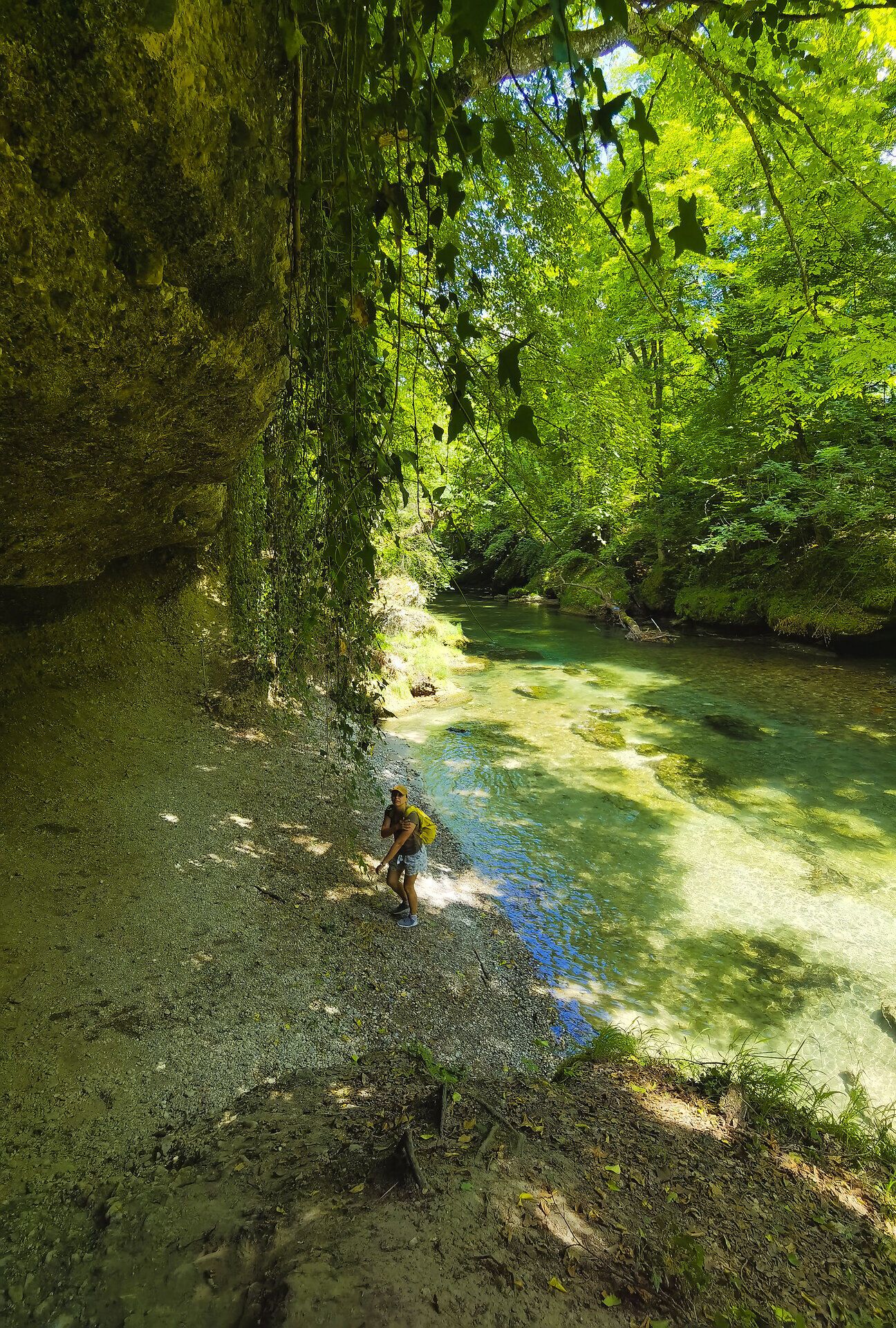 Die Erlaufschlucht verzaubert mit ihrem glasklaren Wasser, das sanft über die Steine plätschert. Umgeben von üppigem Grün und majestätischen Bäumen, lädt dieser Ort zum Verweilen und Entspannen ein. Hier spürt man die Kraft der Natur und die Ruhe, die nur ein unberührter Fluss bieten kann.