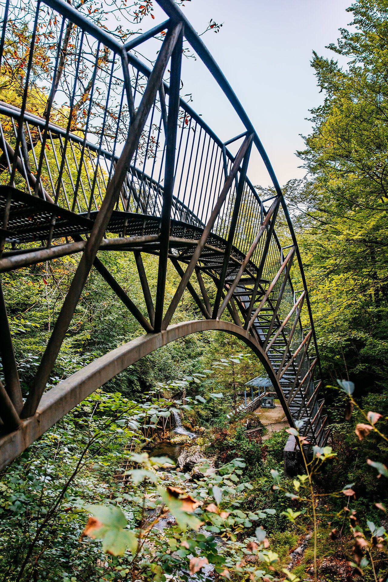 Erlebnisbrücke an der Schmiedemeile in Ybbsitz mit Metallbrücke über einen bewaldeten Bachlauf.