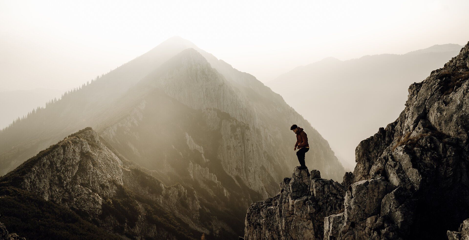 In der sanften Morgennebel umhüllt die majestätische Berglandschaft die Wanderer mit einem Gefühl von Freiheit und Abenteuer. Die schroffen Felsen und die sanften Hügel laden dazu ein, die unberührte Natur der Ybbstaler Alpen zu erkunden und die frische Bergluft zu genießen.