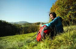 In der malerischen Landschaft des Melker Alpenvorlands genießt ein Wanderer eine wohlverdiente Pause. Umgeben von sanften Hügeln und strahlend blauem Himmel, erfrischt er sich mit einem Getränk und lässt die Schönheit der Natur auf sich wirken. Diese Idylle lädt dazu ein, die Seele baumeln zu lassen und die frische Bergluft zu genießen.