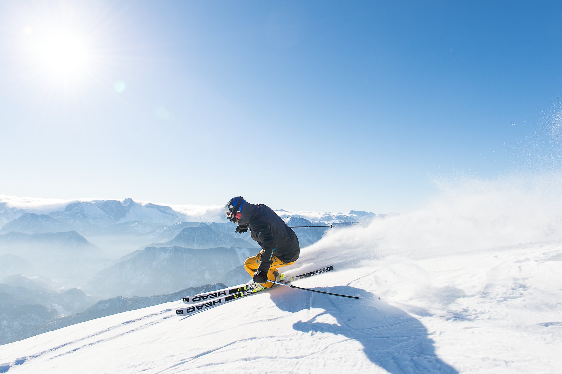 Die strahlende Sonne über den schneebedeckten Gipfeln schafft eine atemberaubende Kulisse für Skifahrer, die mit Schwung die Pisten hinuntergleiten. Frische, klare Luft und der glitzernde Schnee laden zu einem unvergesslichen Winterabenteuer ein.