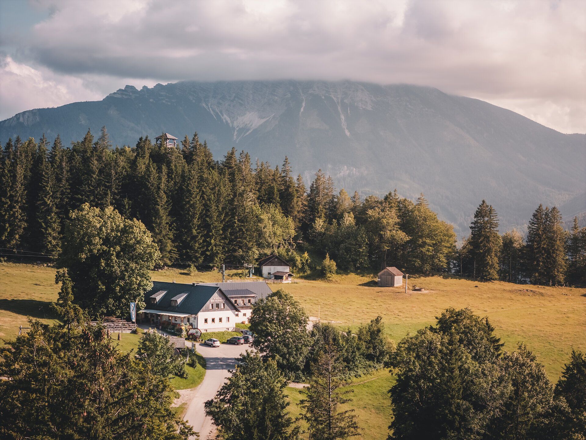 Das Hochbärneck-Gebäude liegt idyllisch inmitten der Mostviertler Berglandschaft. Ein beliebtes Ausflugsziel mit herrlichem Panoramablick über Wälder und Wiesen.