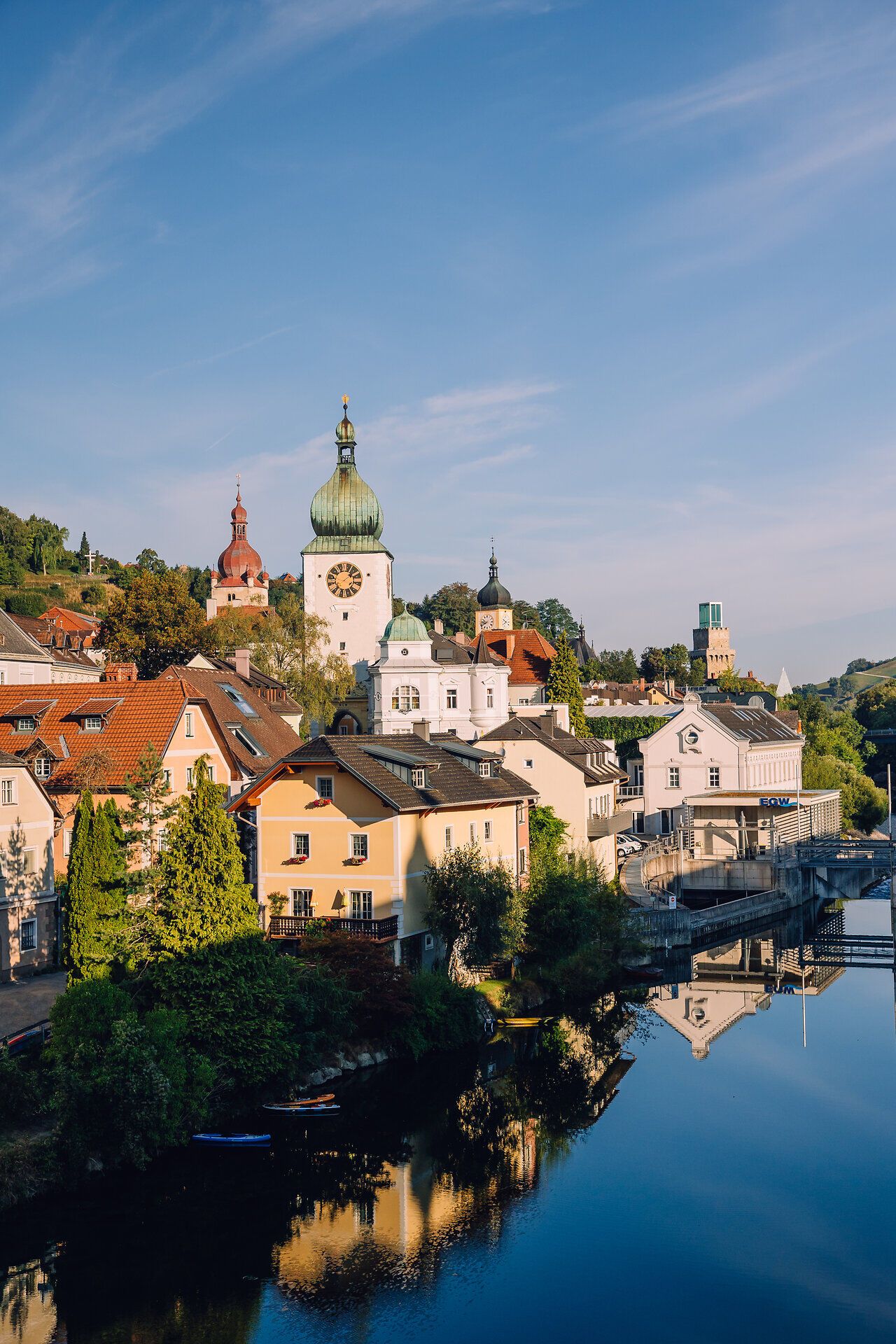 Blick auf die Altstadt von Waidhofen an der Ybbs mit Stadtturm, historischen Gebäuden und Spiegelung in der Ybbs.