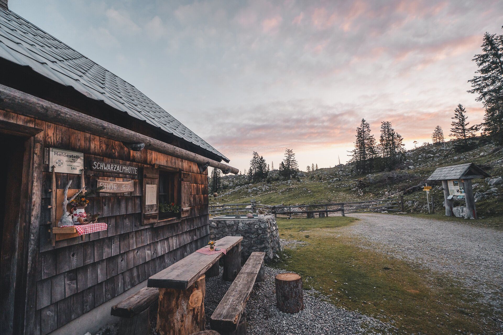 Traditionelle Almhütte auf der Schwarzalm bei Göstling im Sommerlicht.