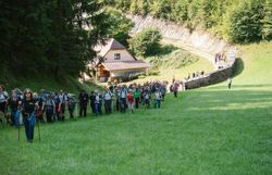 Wanderung zur Reisalpe im Rahmen der Gipfelklänge.
Gruppen wandern gemeinsam bergauf, begleitet von Musik und Vorfreude auf das Konzert am Gipfel.