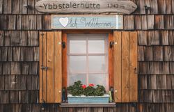 Außenansicht der Ybbstalerhütte auf der Dürrensteinalm.