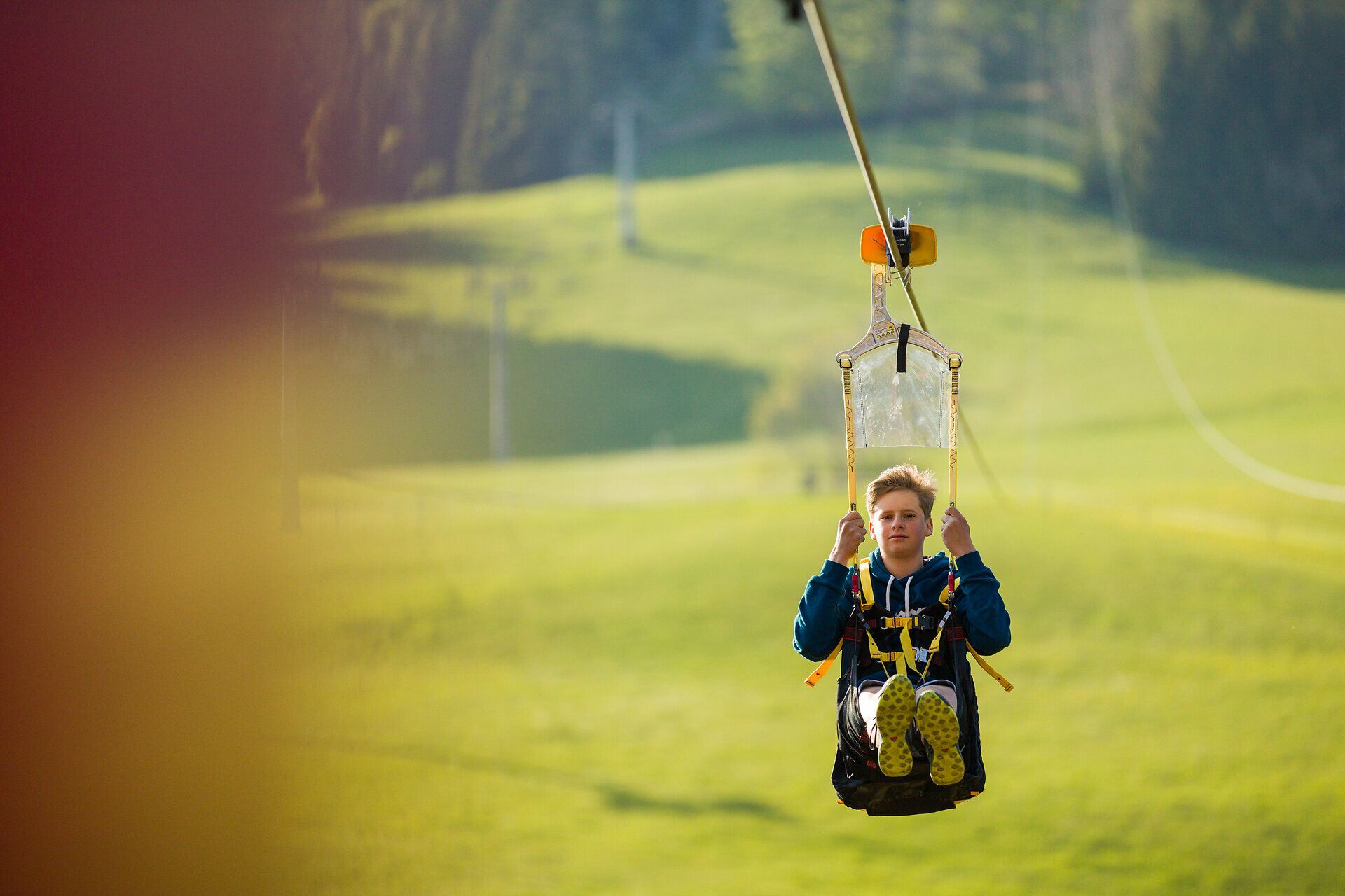 Schweben Sie durch die Luft und genießen Sie den atemberaubenden Blick auf die sanften Hügel und die üppige Natur. Die Zipline bietet ein unvergessliches Abenteuer, das den Adrenalinspiegel steigen lässt und gleichzeitig die Schönheit der Umgebung offenbart.