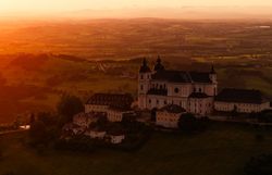 Basilika Sonntagberg eingetaucht ins Abendlicht.