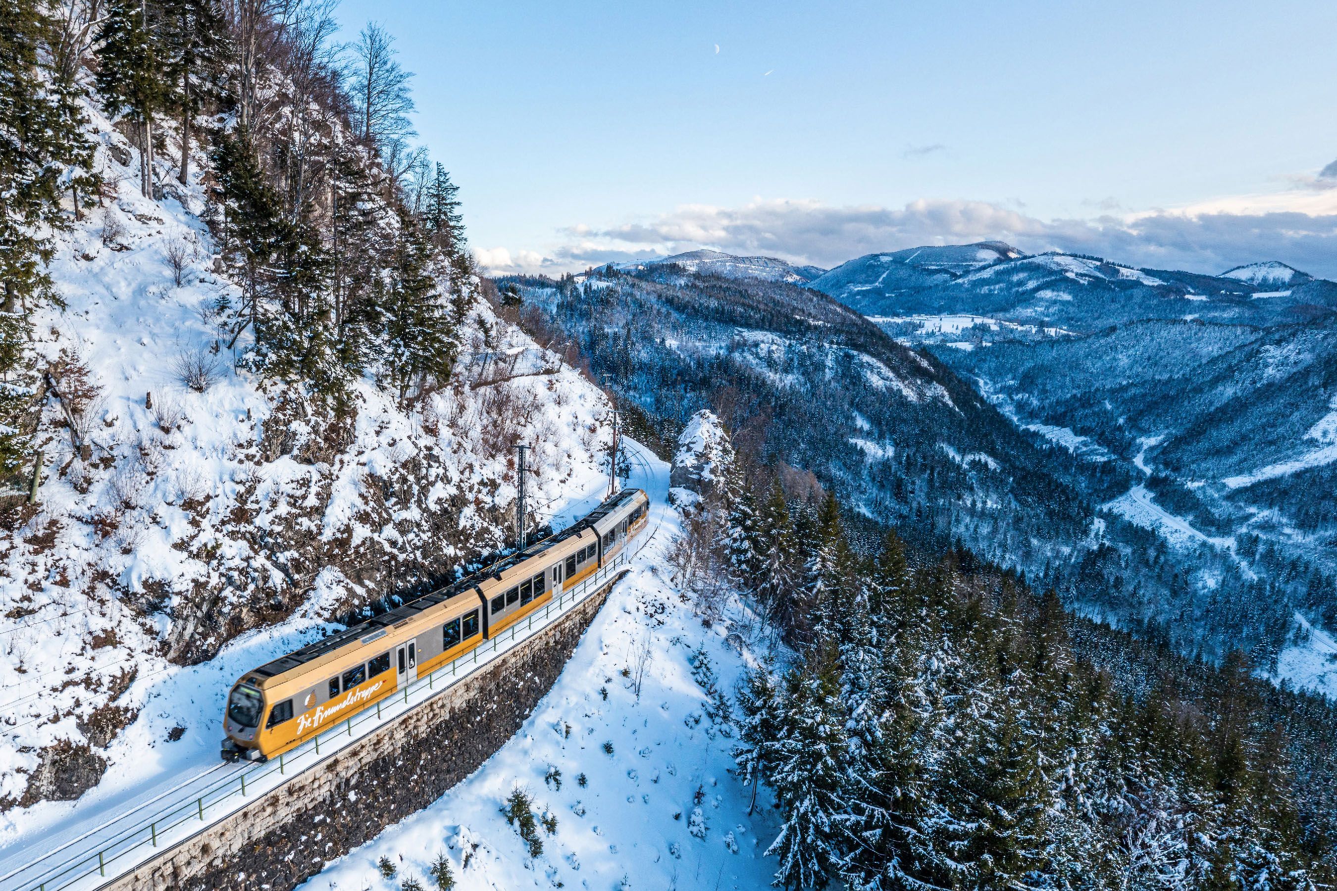 Mariazellerbahn fährt durch verschneite Panoramalandschaft