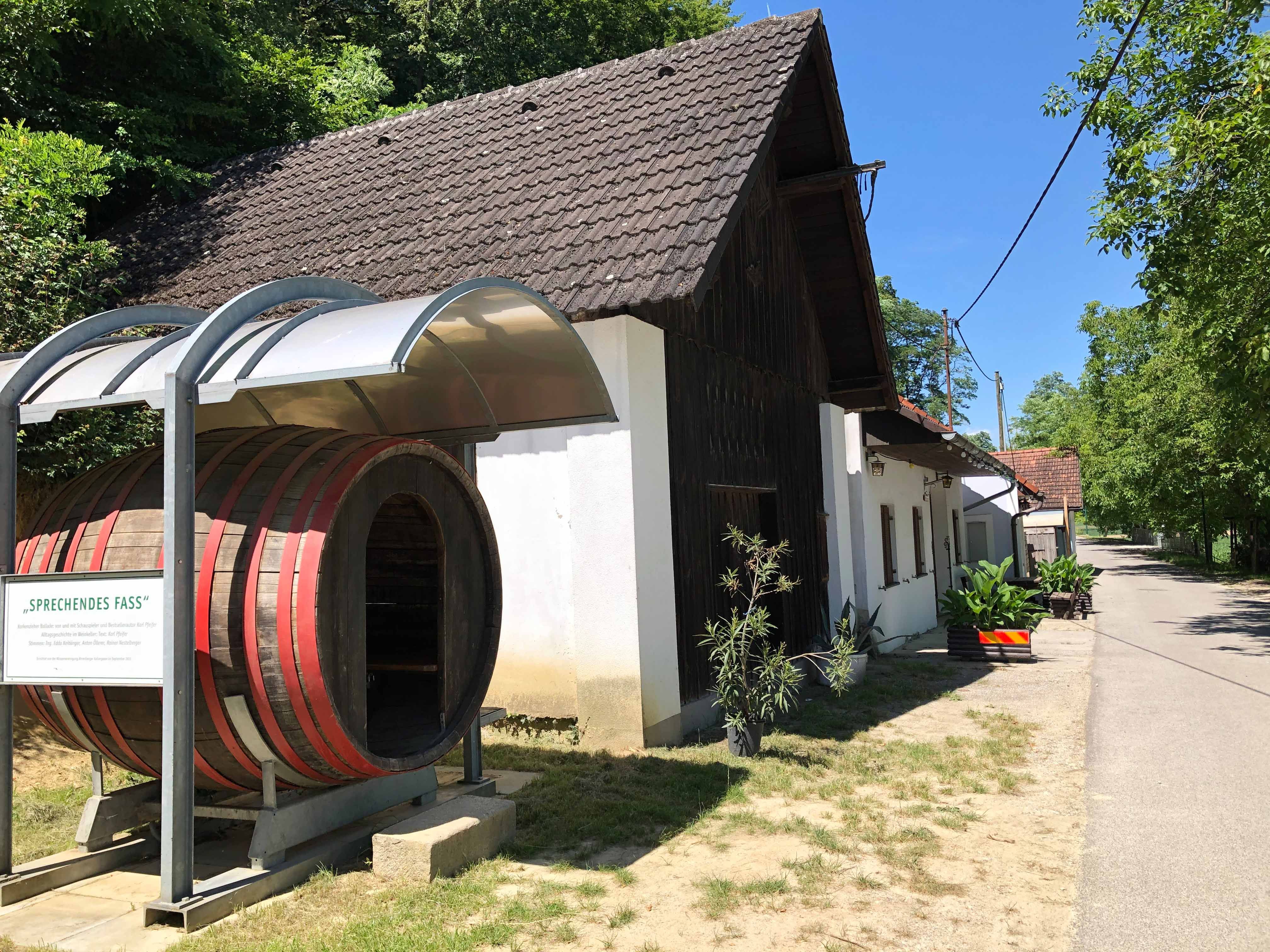 Heurigenlokal mit großem Fass und überdachtem Eingang.