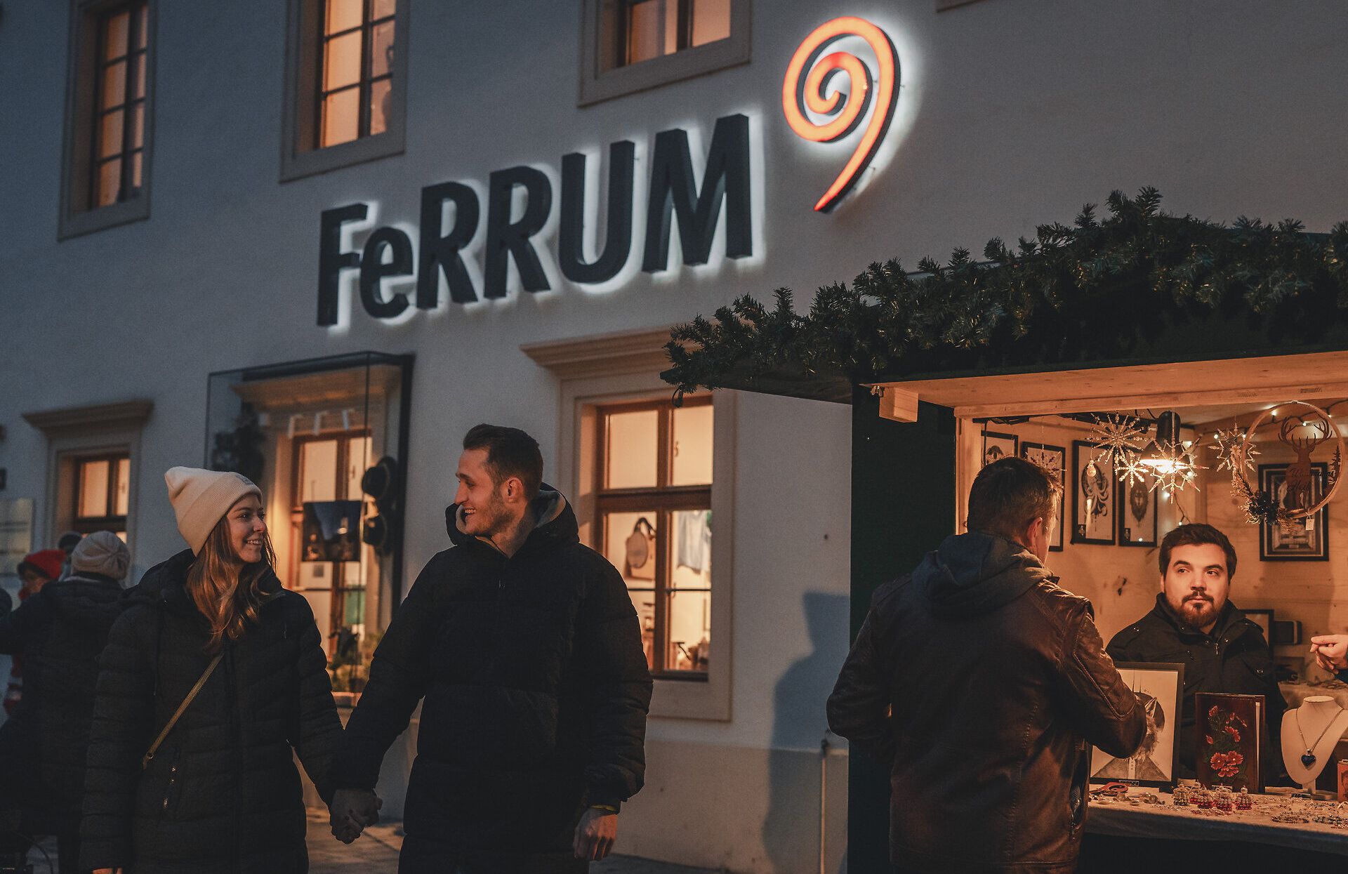 Ein romantisches Pärchen schlendert auf dem Adventmarkt.