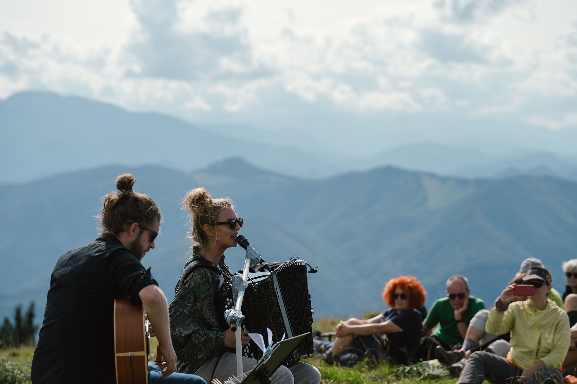 Konzert von Maola am 13. September 2025 auf der Reisalpe.
Am Gipfel der Reisalpe erleben Besucherinnen und Besucher ein stimmungsvolles Konzert mit Blick über die Ybbstaler Alpen.