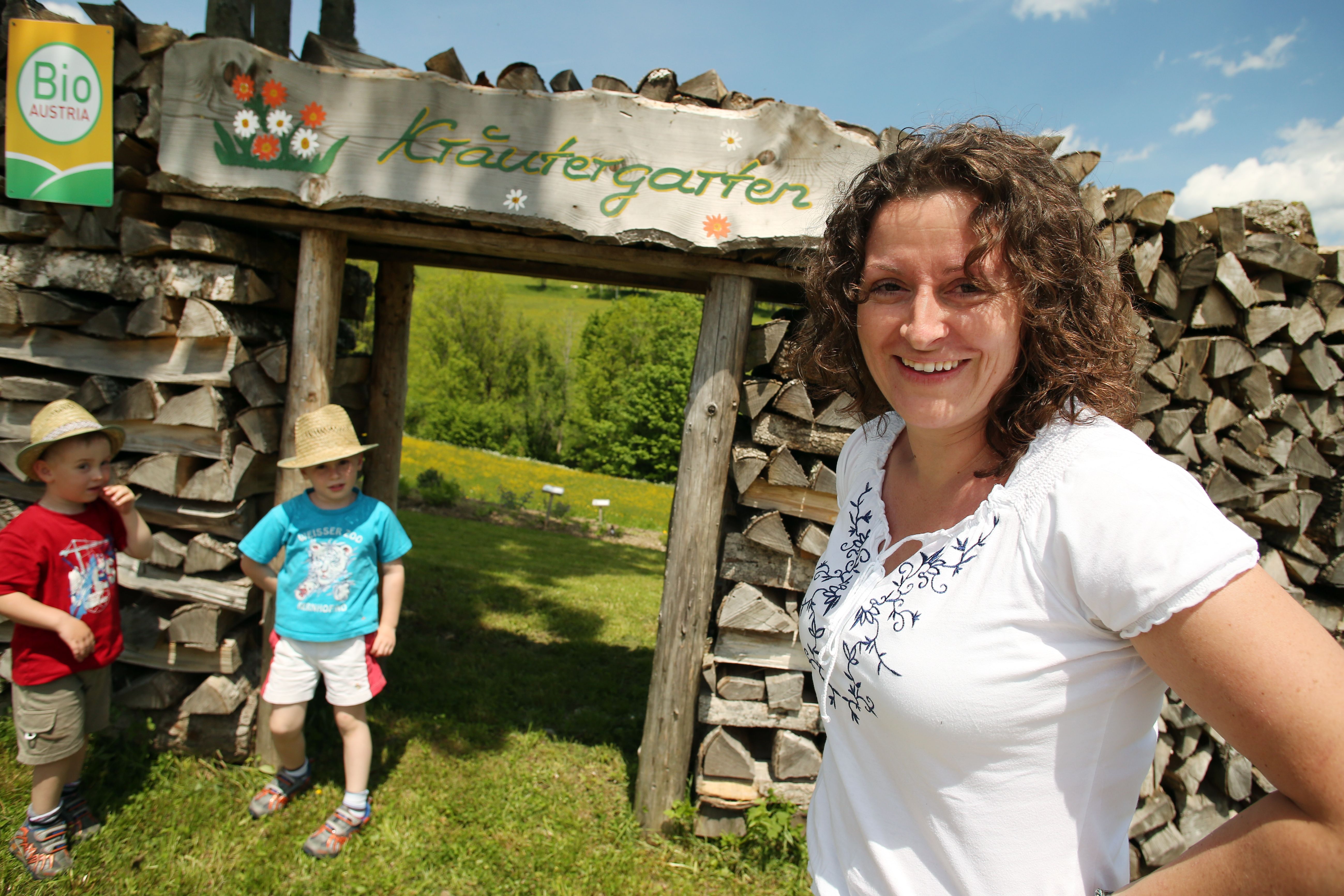 Martha Weber führt durch ihren Kräutergarten