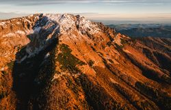 Die goldenen Herbstfarben umarmen die majestätischen Gipfel des Ötschers, während die sanften Hügel der Feldwiesalm eine einladende Ruhe ausstrahlen. Hier, wo die Natur in voller Pracht erblüht, wird jeder Atemzug zu einem Erlebnis der Freiheit und des Staunens.