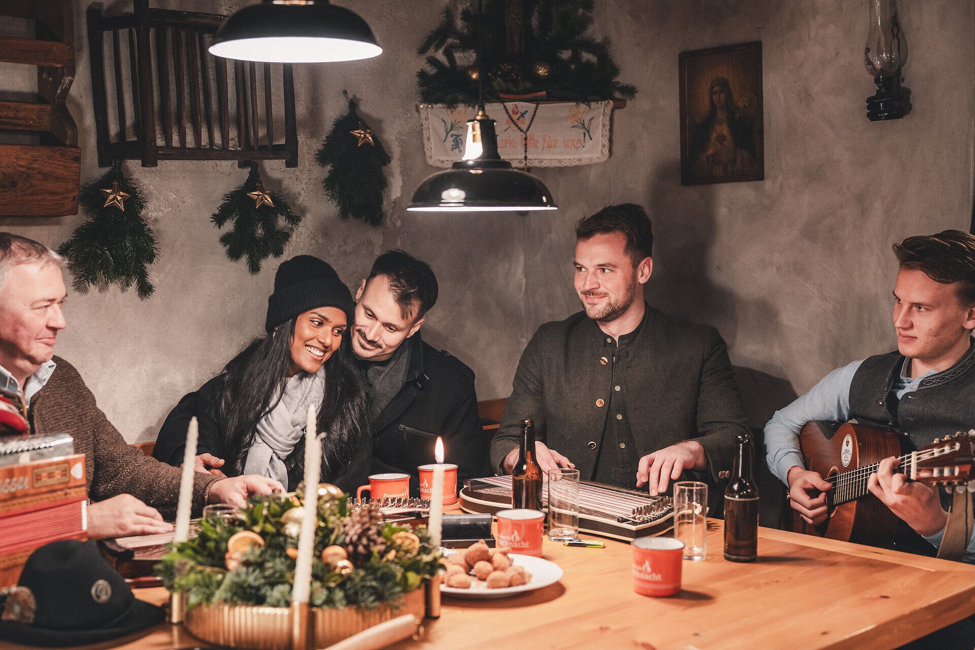 Geselliges Beisammensein mit musikalischer Umrahmung.