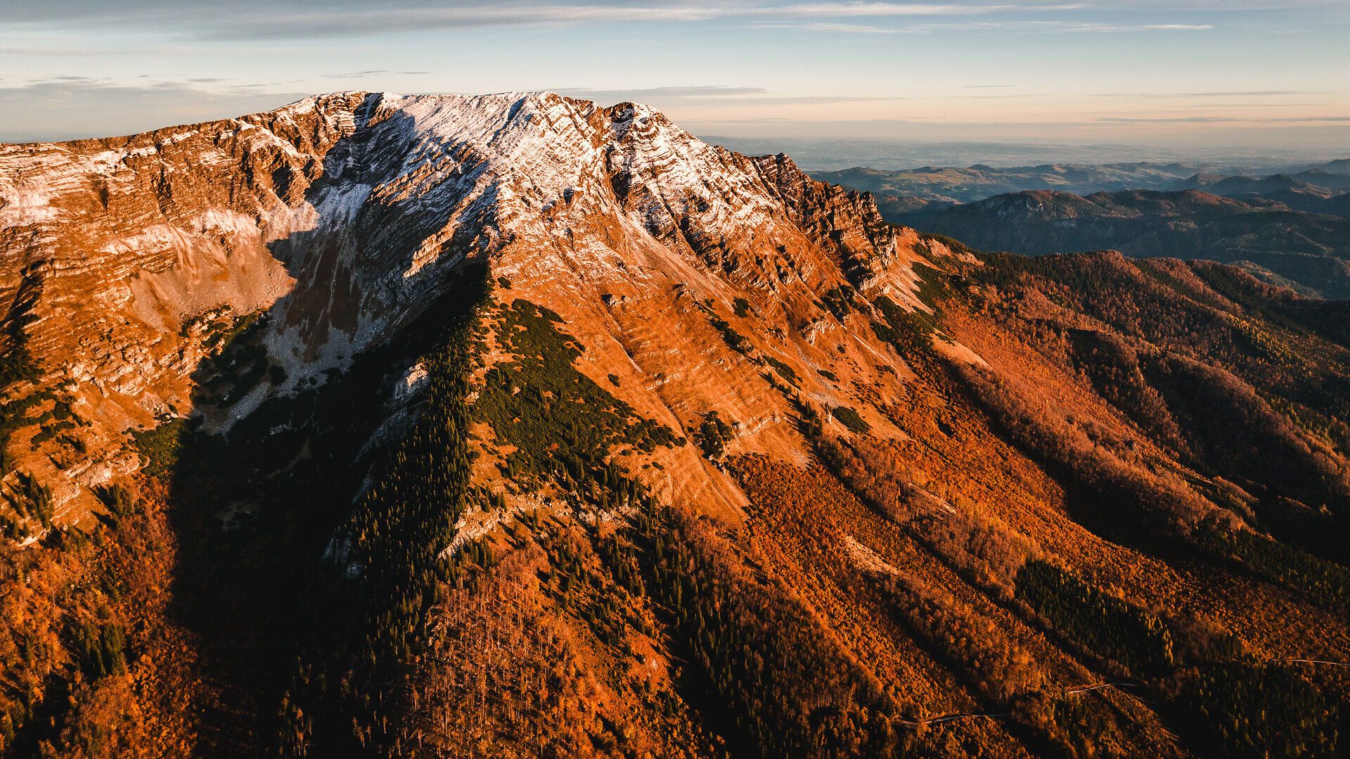 Die goldenen Herbstfarben umarmen die majestätischen Gipfel des Ötschers, während die sanften Hügel der Feldwiesalm eine einladende Ruhe ausstrahlen. Hier, wo die Natur in voller Pracht erblüht, wird jeder Atemzug zu einem Erlebnis der Freiheit und des Staunens.