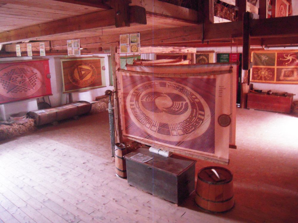 Innenansicht eines Museums mit Kornkreis-Postern an den Wänden.