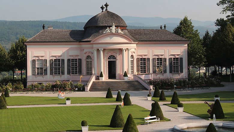 Barockpavillon im Stiftspark Melk mit gepflegtem Garten und symmetrischen Wegen.