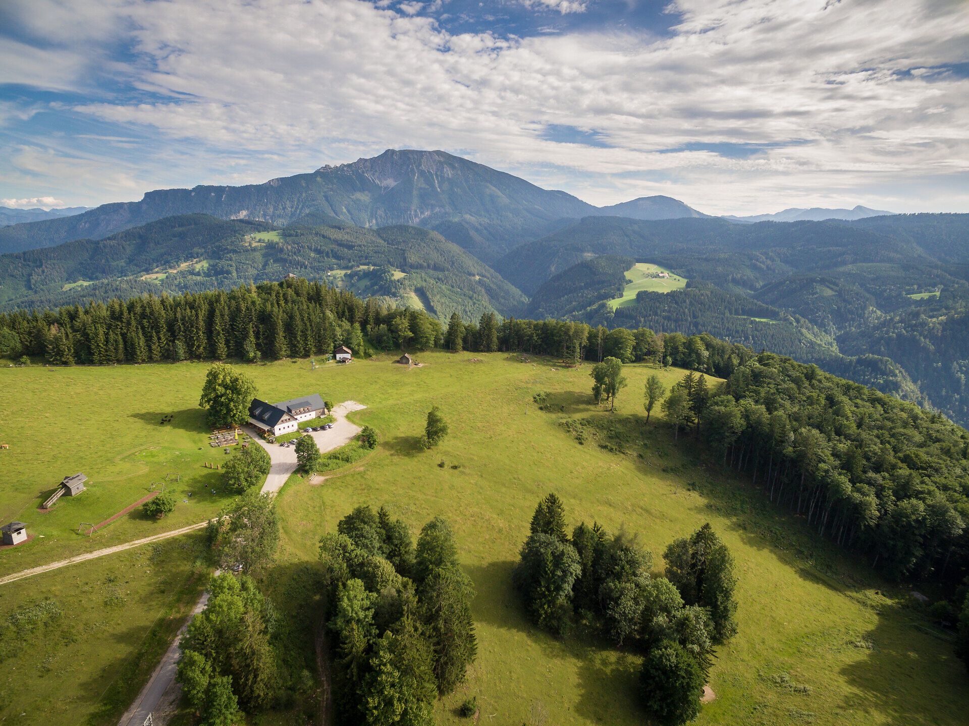 Die sanften Hügel und majestätischen Berge laden zu unvergesslichen Wanderungen ein. In der warmen Sommerluft blühen die Wiesen in leuchtenden Farben und bieten einen atemberaubenden Blick auf die umliegende Landschaft. Hier, wo die Natur in voller Pracht erstrahlt, findet jeder Besucher Ruhe und Inspiration.