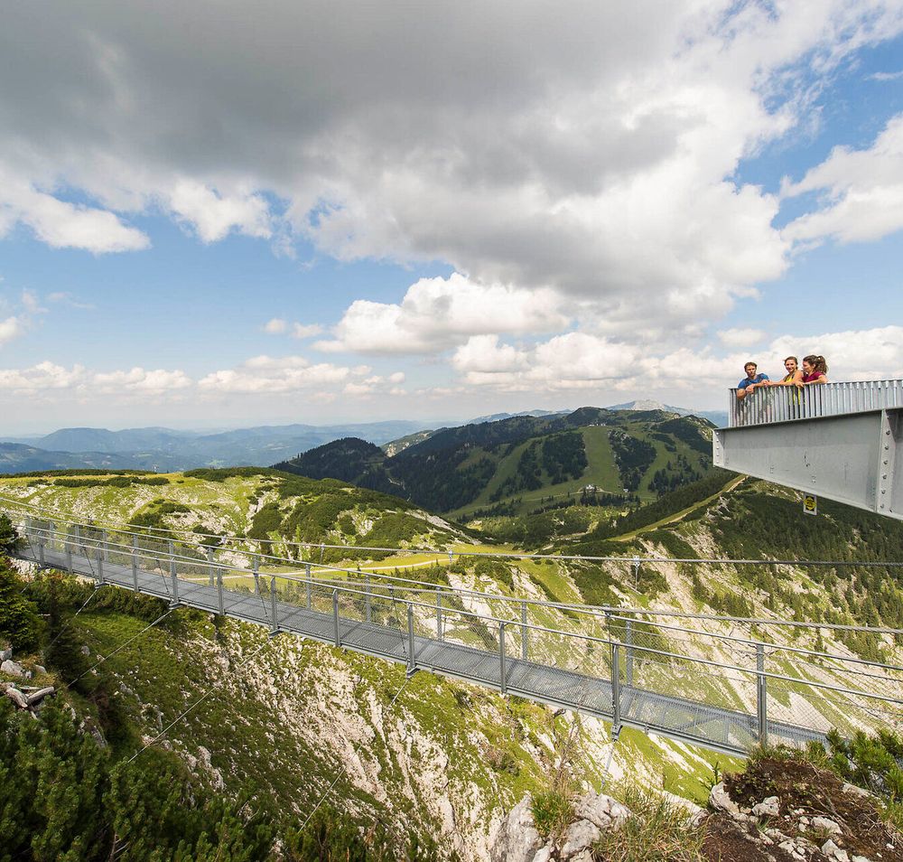 Die beeindruckende Skytour bietet atemberaubende Ausblicke auf die umliegenden Berge und Täler. Hier, hoch oben in der Natur, spüren Besucher die frische Bergluft und die Freiheit der alpinen Landschaft. Ein unvergessliches Erlebnis für alle, die die Schönheit der Berge entdecken möchten.