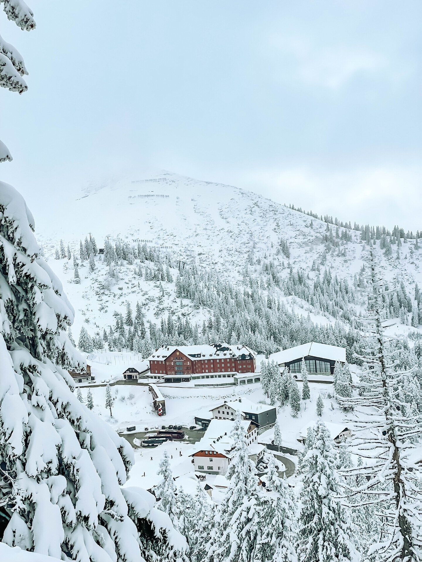 Die verschneiten Hänge laden zu unvergesslichen Abenteuern im Winter ein. Familien genießen die klare, frische Luft und die atemberaubende Aussicht auf die schneebedeckten Berge. Hier wird der Winter zum Erlebnis für Groß und Klein.
