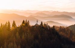 Die sanften Hügel des Mostviertels erstrahlen im warmen Licht des Herbstes, während die Bäume in leuchtenden Farben leuchten. Ein Kreuz auf dem Gipfel lädt Wanderer ein, die atemberaubende Aussicht auf die umliegenden Berge und Täler zu genießen. Hier, wo die Natur in voller Pracht erblüht, findet jeder Besucher einen Ort der Ruhe und Inspiration.