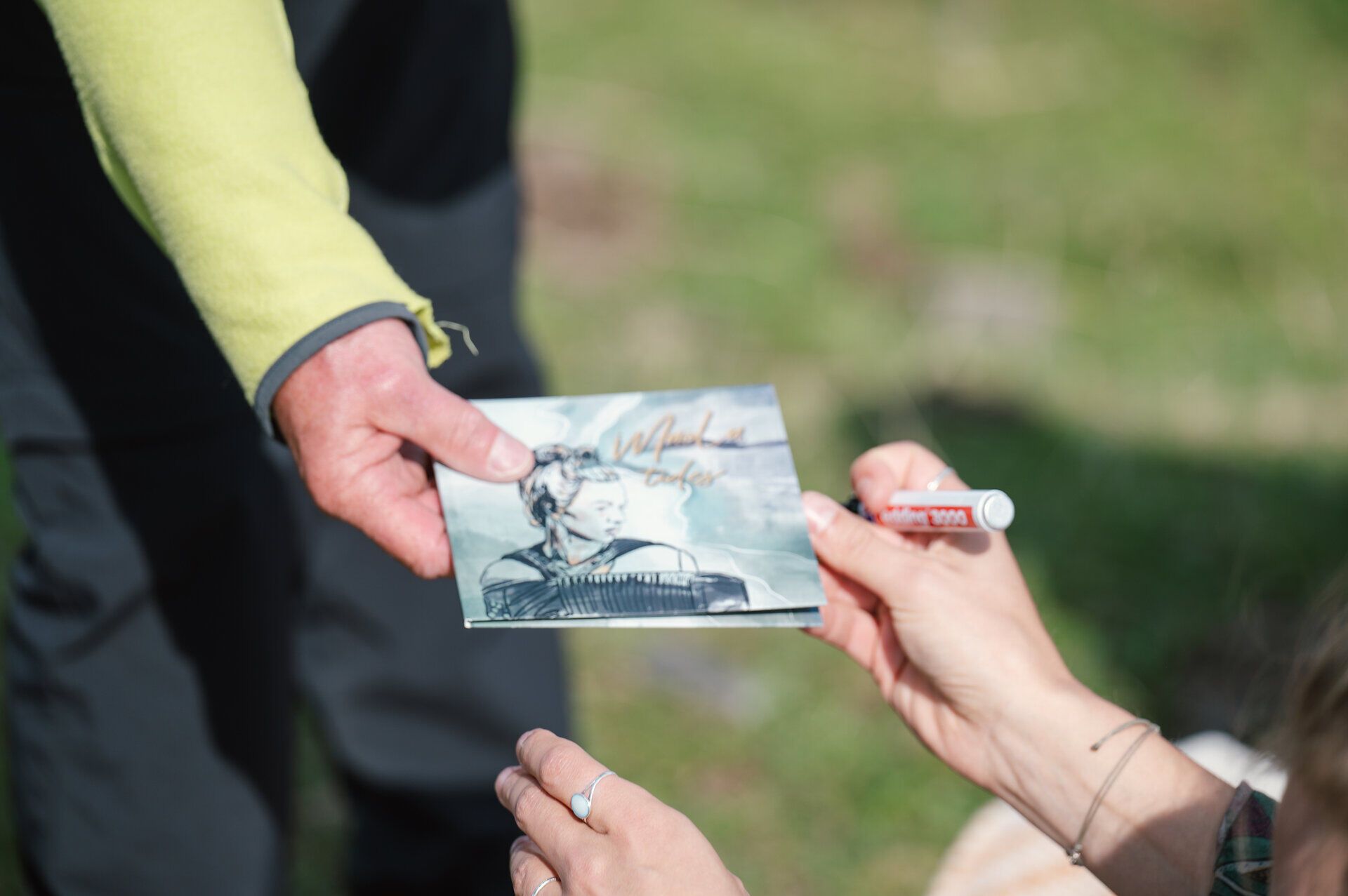 Maola gibt Autogramme bei den Gipfelklängen.
Nach ihrem Auftritt nimmt sich die Musikerin Zeit für ihr Publikum und signiert Autogrammkarten mit persönlicher Widmung.