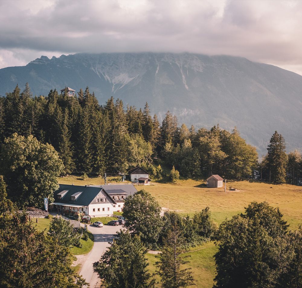Das Hochbärneck-Gebäude liegt idyllisch inmitten der Mostviertler Berglandschaft. Ein beliebtes Ausflugsziel mit herrlichem Panoramablick über Wälder und Wiesen.