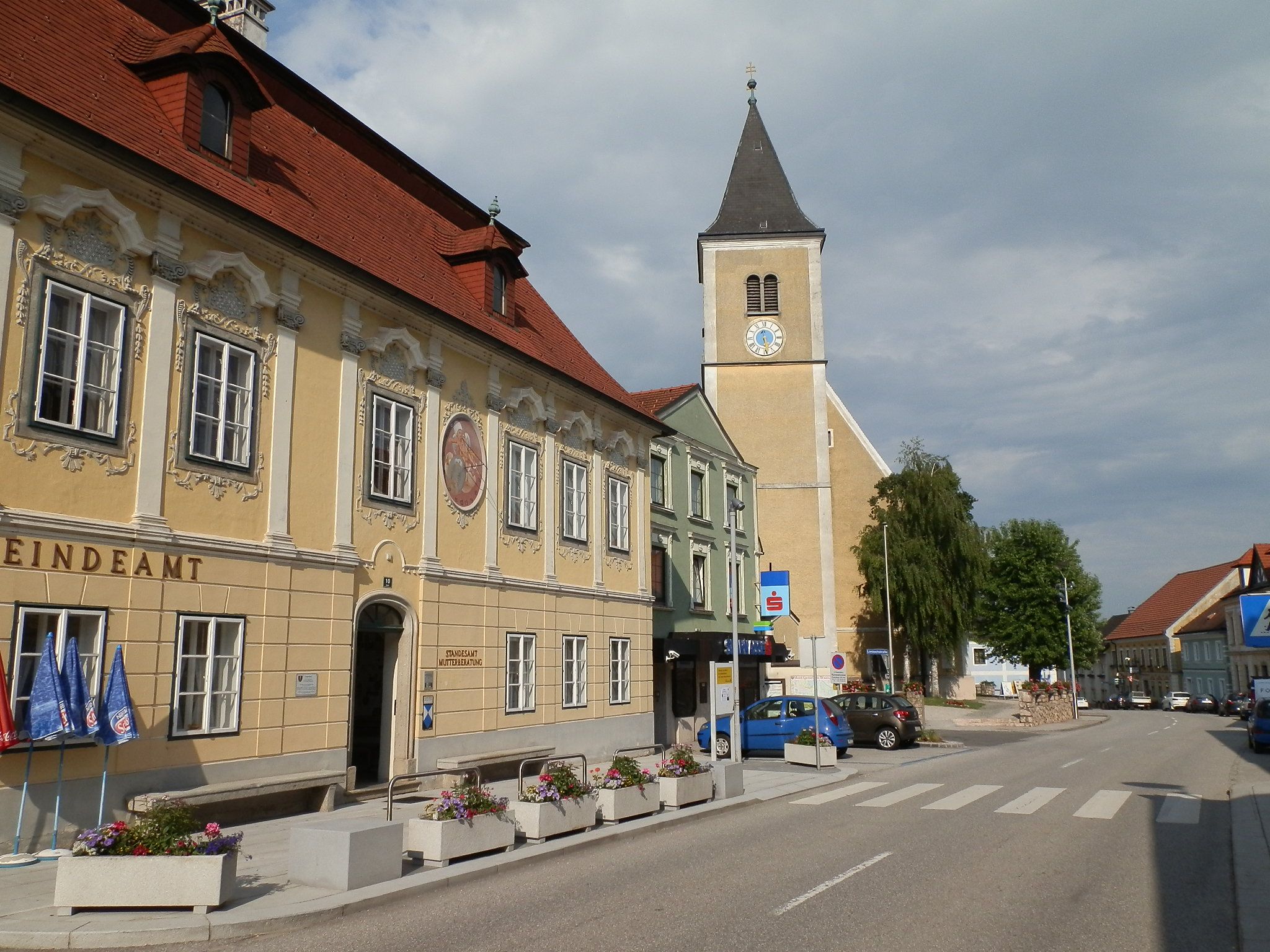 Straße in Strengberg mit Gemeindeamt und Kirche.