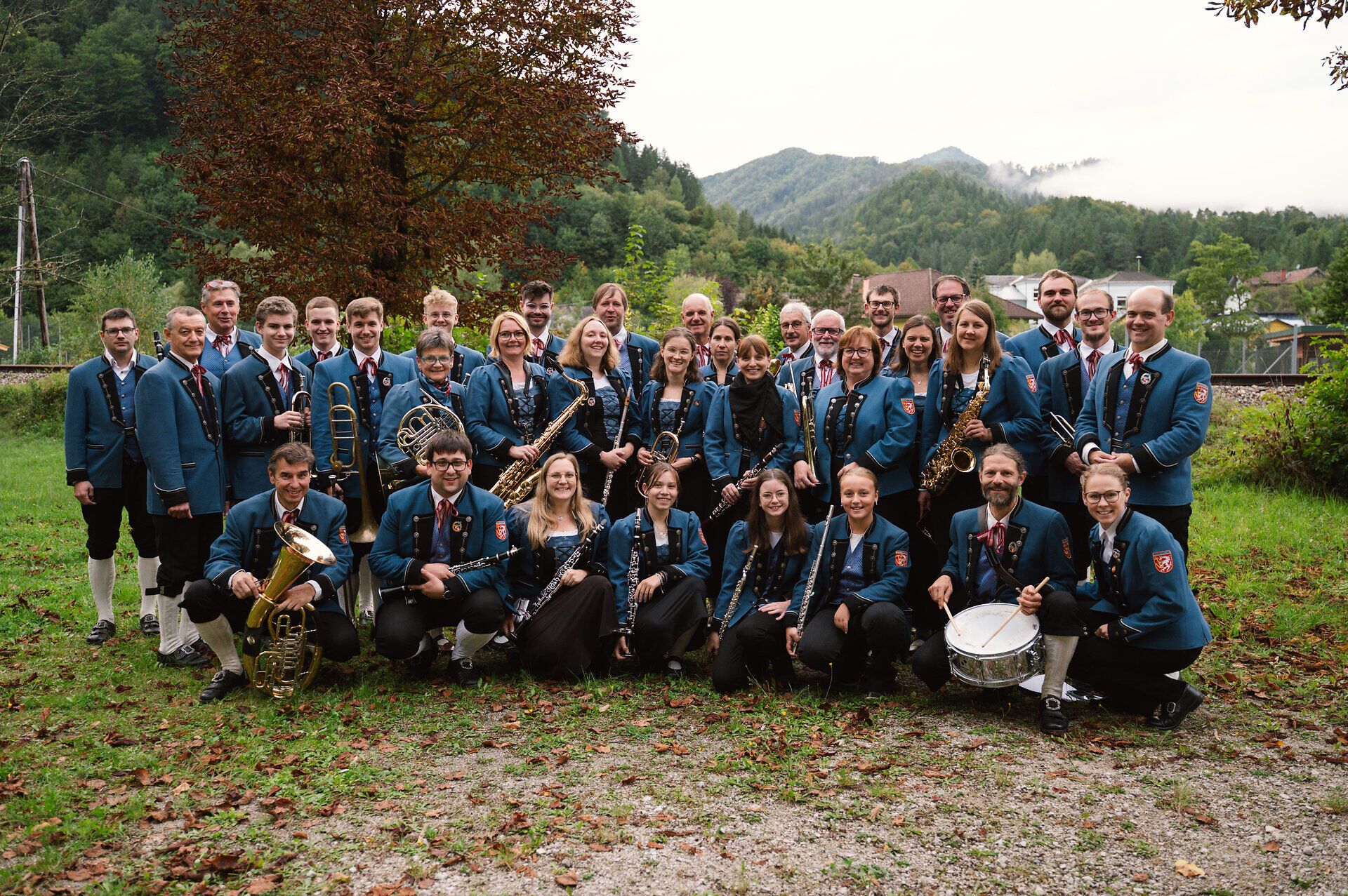 Musikverein Hohenberg vor dem Auftritt bei den Gipfelklängen.
Die Musikerinnen und Musiker bereiten sich auf ihre Performance vor – Blasmusik trifft auf klassische Elemente.