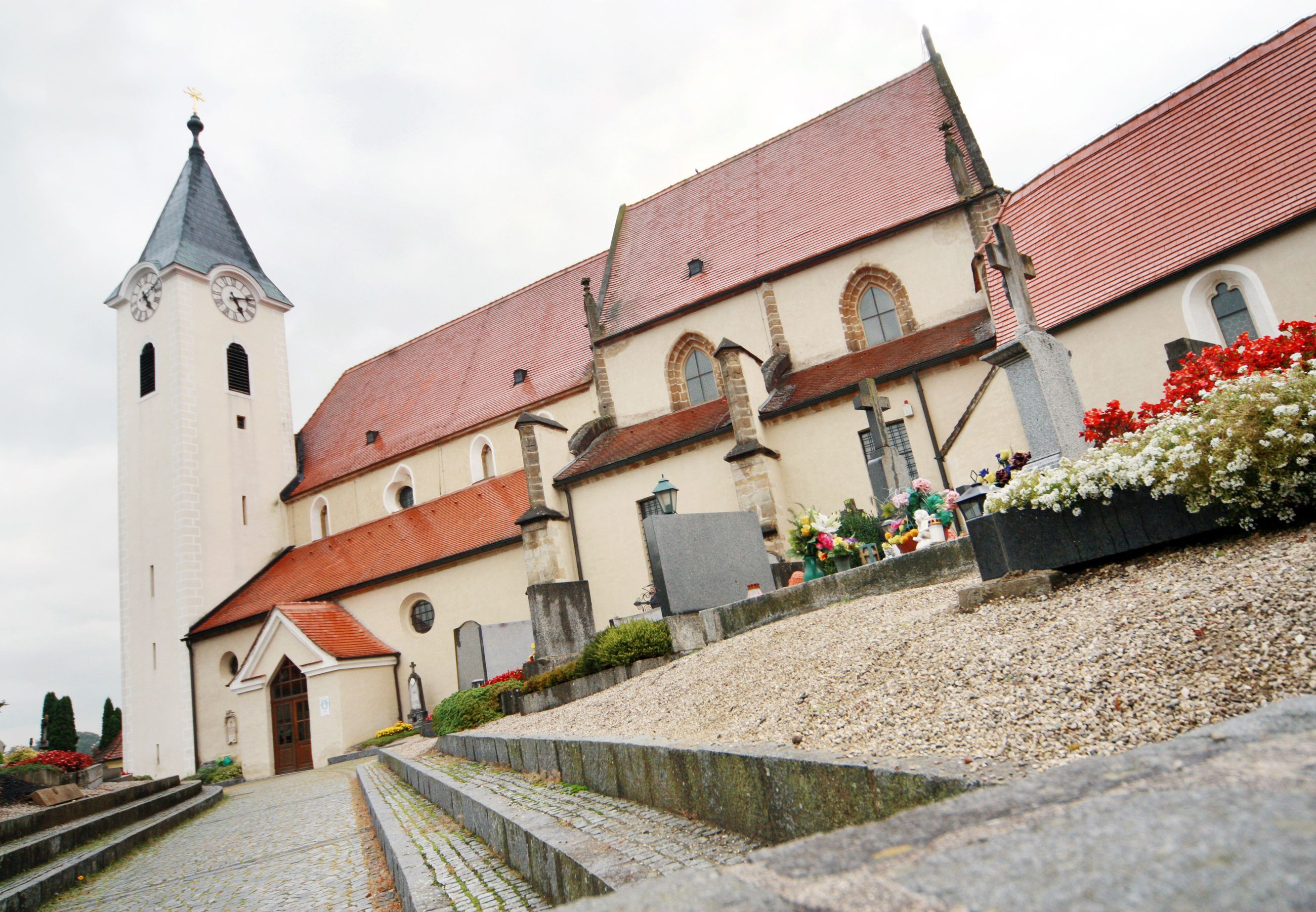 Stiftskirche Ardagger mit Friedhof im Vordergrund.