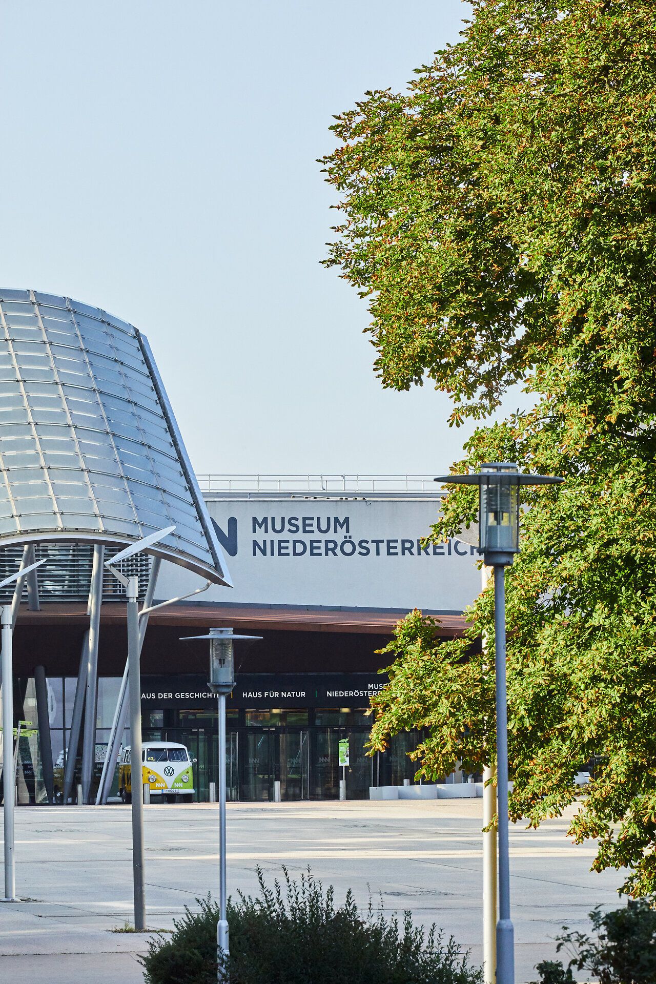 Das moderne Museum Niederösterreich lädt Besucher ein, in die faszinierende Geschichte und Kultur der Region einzutauchen. Umgeben von einer einladenden Atmosphäre und üppigem Grün, bietet der Ort eine perfekte Kulisse für Entdeckungsreisen und inspirierende Erlebnisse.
