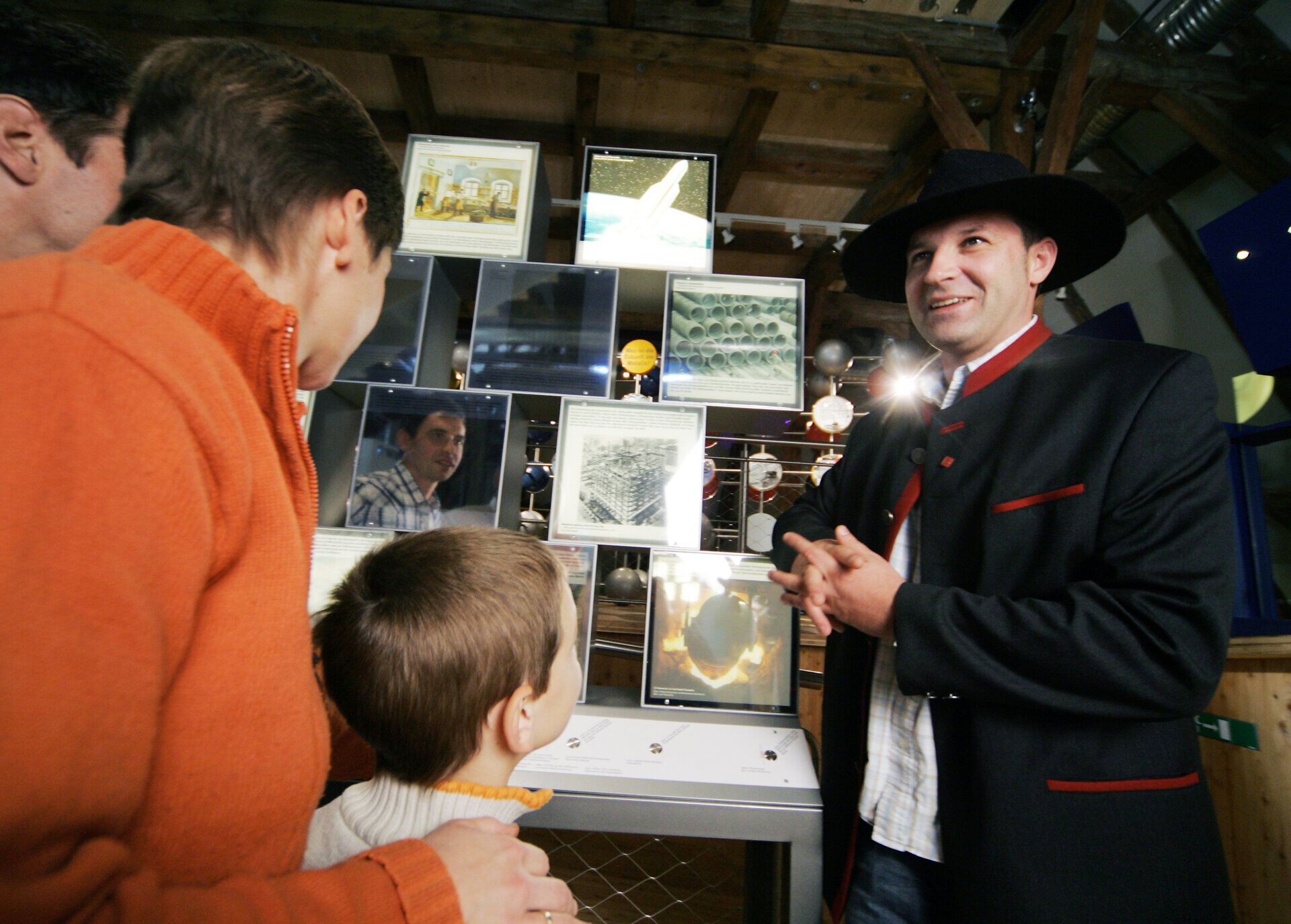 In der faszinierenden Welt des Eisens erleben Besucher die Kunst des Schmiedens hautnah. Ein leidenschaftlicher Schmied erklärt den kleinen Gästen die Geheimnisse seines Handwerks, während sie gebannt den funkelnden Funken folgen. Die Atmosphäre ist geprägt von Neugier und Staunen, während die Geschichte des Schmiedezentrums lebendig wird.