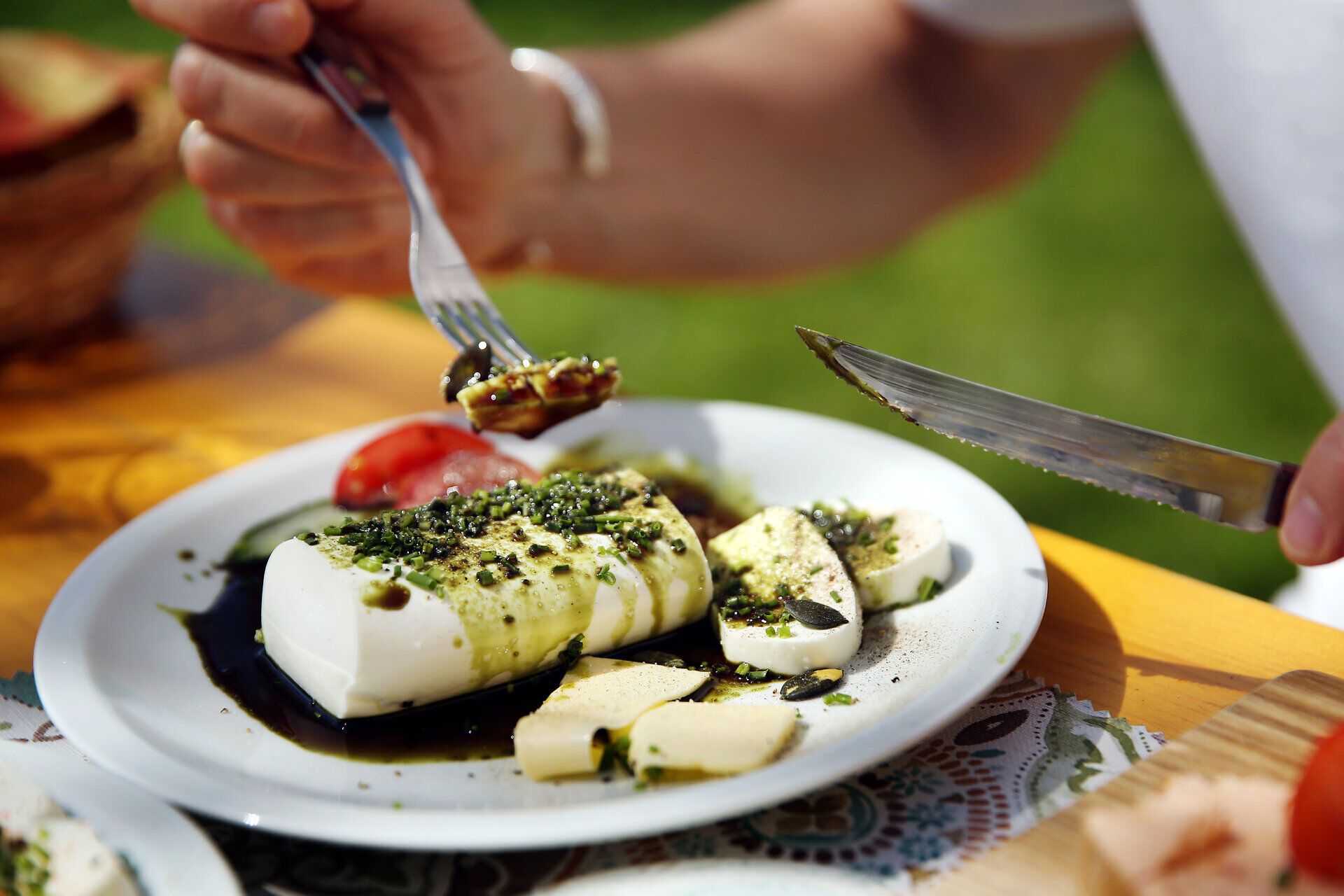 Die Birnbaumblüte verzaubert mit ihren zarten, weißen Blüten und dem süßen Duft, der die Luft erfüllt. Genießen Sie eine köstliche Heurigenjause, während die Sonne sanft auf die blühenden Obstbäume scheint und die Umgebung in ein malerisches Licht taucht.