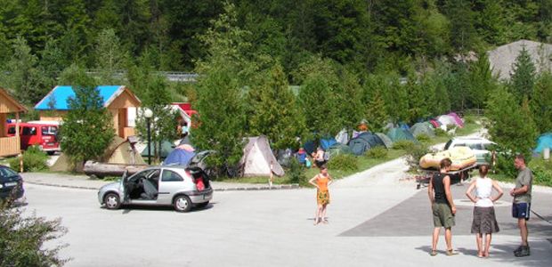 Campingplatz mit Zelten und Menschen im Freien.