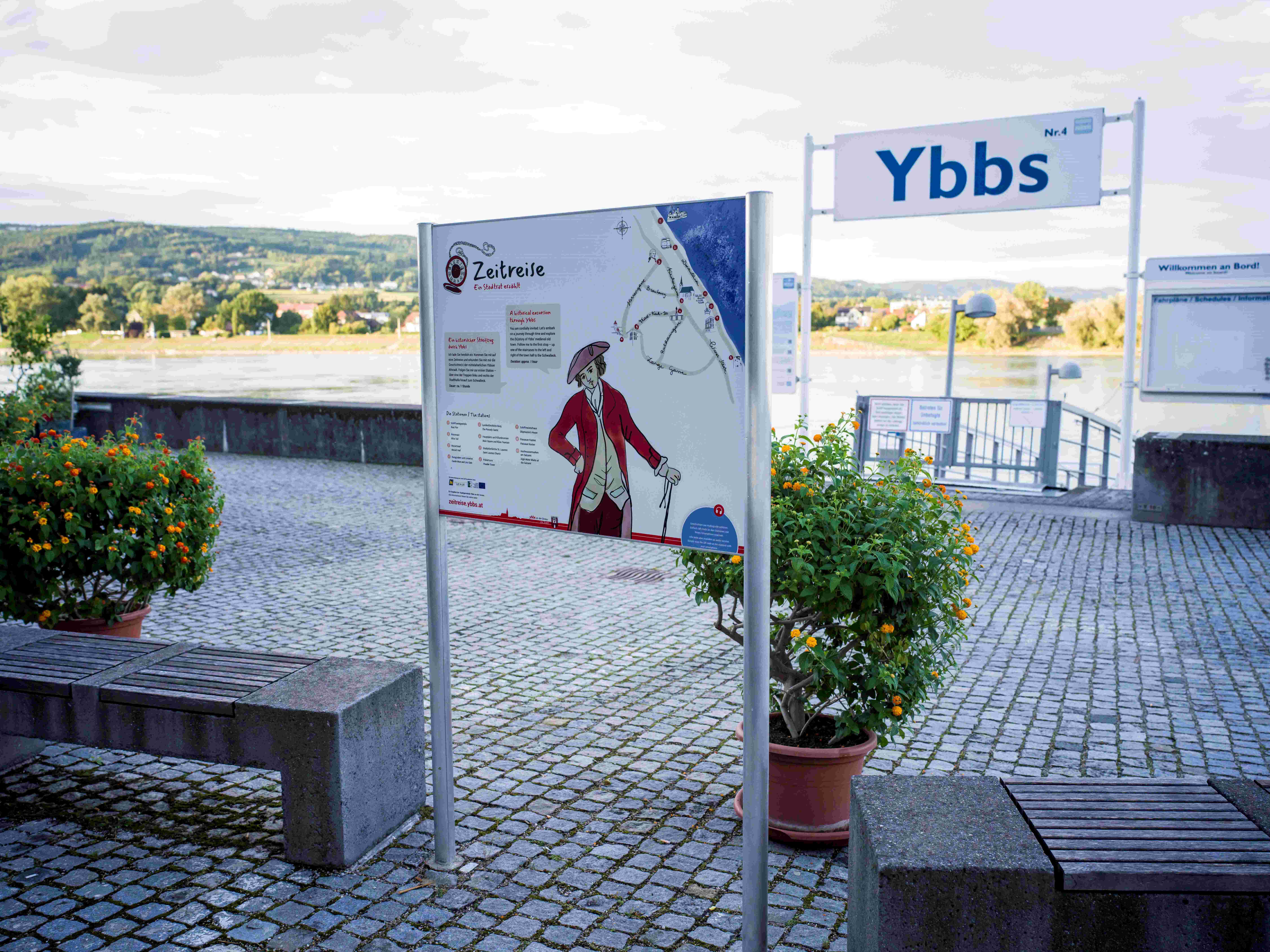 Informationsschild zur Zeitreise in Ybbs an der Donau.