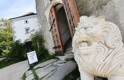 Die majestätische Burg Plankenstein thront über der malerischen Landschaft und lädt zu einem unvergesslichen Besuch ein. Der eindrucksvolle Löwenkopf aus Stein bewacht den Eingang und vermittelt ein Gefühl von Geschichte und Abenteuer. Umgeben von üppigem Grün und atemberaubenden Ausblicken ist dieser Ort ein wahres Paradies für Naturliebhaber und Geschichtsinteressierte.