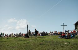 Konzert von Maola am 13. September 2025 auf der Reisalpe.
Am Gipfel der Reisalpe erleben Besucherinnen und Besucher ein stimmungsvolles Konzert mit Blick über die Ybbstaler Alpen.