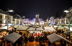Der Adventmarkt erstrahlt in festlichem Glanz, während sanfter Schnee die Stände bedeckt. Besucher schlendern zwischen liebevoll dekorierten Hütten, die köstliche Leckereien und handgefertigte Geschenke anbieten. Die warme Atmosphäre und der Duft von Glühwein laden zum Verweilen ein.