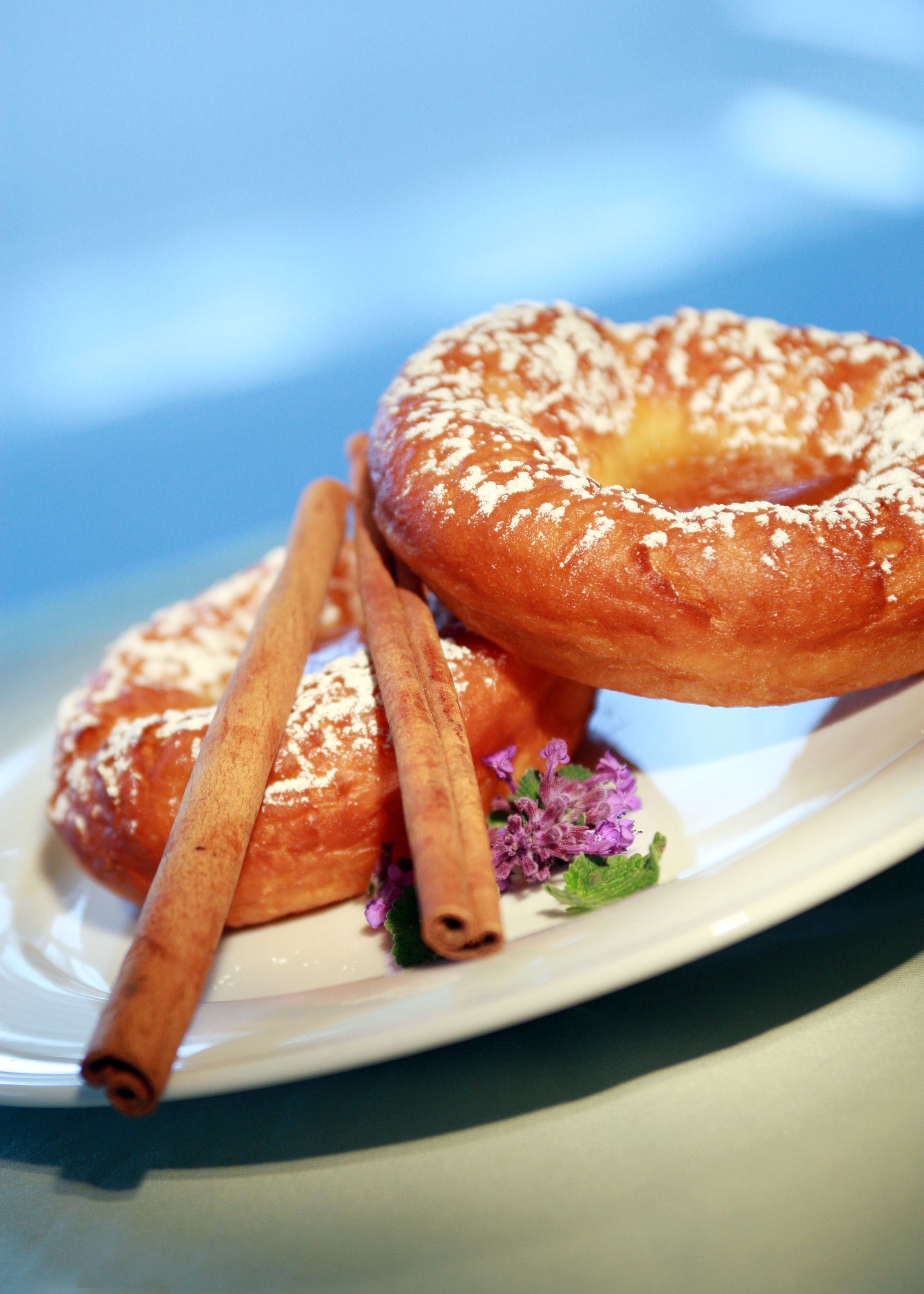 Mostviertler Bauernkrapfen auf Teller serviert und mit Puderzucker bestreut.