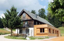 Umgeben von majestätischen Bergen und üppigem Grün, lädt das Schutzhaus Vorderötscher Wanderer zu einer wohlverdienten Rast ein. Die rustikale Architektur harmoniert perfekt mit der idyllischen Landschaft, während die frische Bergluft und der Duft von Nadelbäumen die Sinne beleben.