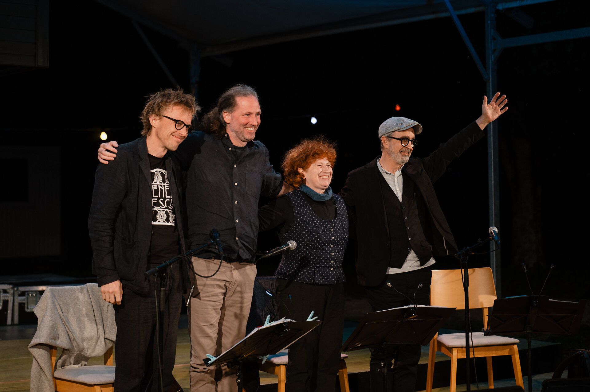 Kabane 13 bei ihrem Auftritt bei den Gipfelklängen.
Die vier Künstler und Künstlerinnen begeistern mit Gesang, Gitarre und Schrammelharmonika – volksnahe Musik in einzigartiger Bergkulisse.