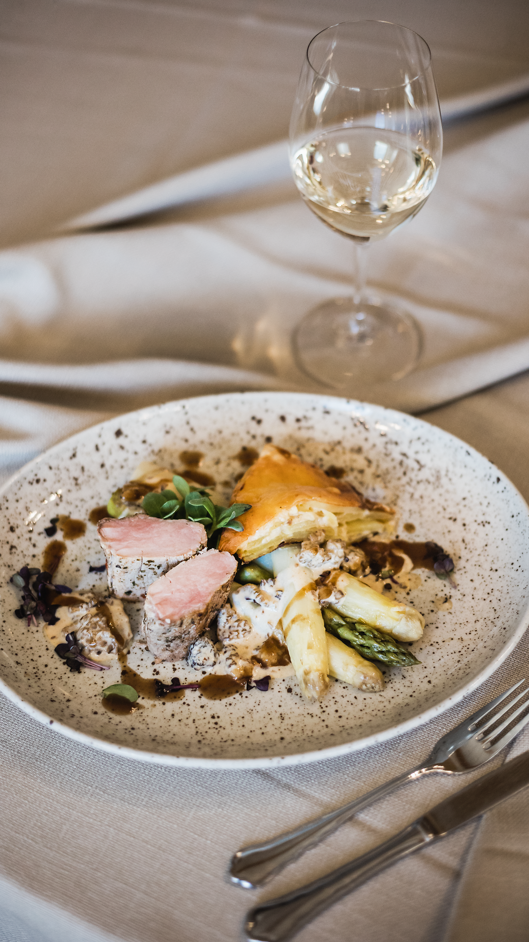 Genießen Sie ein kulinarisches Erlebnis mit zarten Kalbsmedaillons, die perfekt mit frischen Morcheln und zartem Spargel harmonieren. Das Kartoffelgratin rundet dieses exquisite Gericht ab und lädt dazu ein, die Aromen der Region zu entdecken. Ein Glas Most aus der Umgebung ergänzt das Geschmackserlebnis und verspricht unvergessliche Momente.