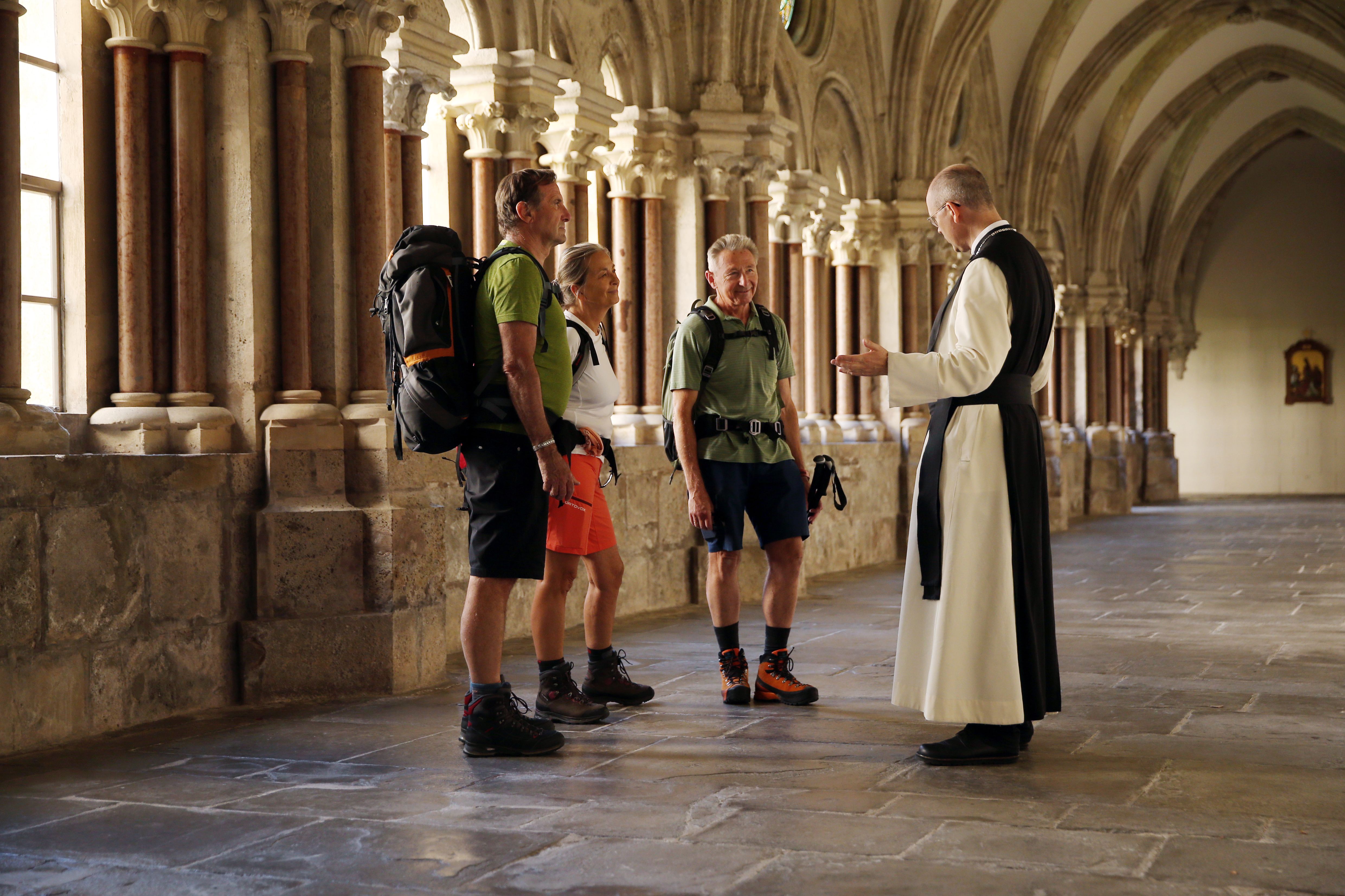 Herbstszene im Stiftspark Lilienfeld mit Laub und kleinem Gebäude.