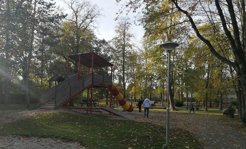 Spielplatz mit Rutsche und Bäumen im Hammerpark.