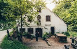 Umgeben von üppigem Grün und dem sanften Plätschern des Wassers, lädt die Schmiede am Wasser in Ybbsitz dazu ein, die Kunst des Schmiedens hautnah zu erleben. Die harmonische Verbindung von Natur und Handwerk schafft eine einzigartige Atmosphäre, die sowohl Ruhe als auch Inspiration verspricht.