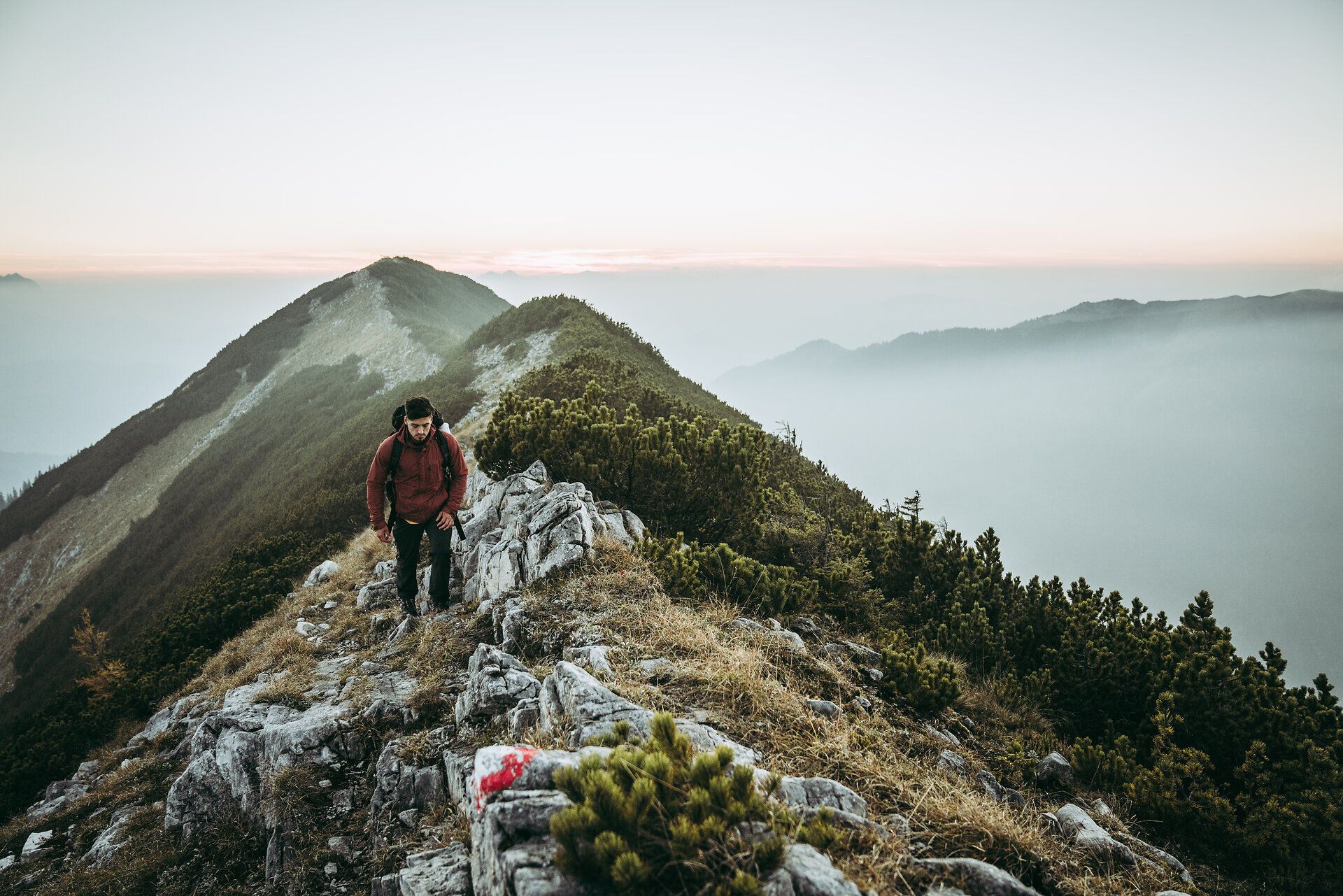 Die sanften Hügel der Ybbstaler Alpen umarmen den Wanderer, während er den schmalen Pfad entlang schreitet. Die frische Bergluft und das sanfte Licht der Morgendämmerung schaffen eine magische Atmosphäre, die zum Verweilen einlädt. Hier, wo die Natur in voller Pracht erblüht, wird jeder Schritt zu einem unvergesslichen Erlebnis.